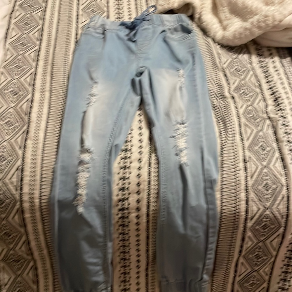 Baggy ripped jeans